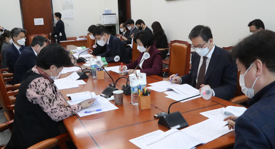 기재위 예산결산기금심사소위가 30일 오후 국회에서 기동민 소위원장 주재로 열리고 있다. 연합뉴스.